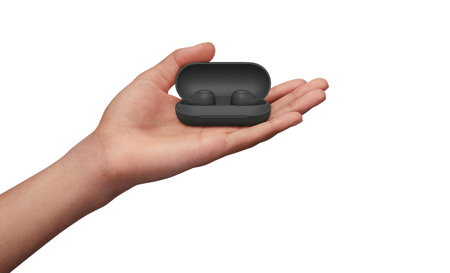 תמונה של יד מחזיקה זוג שחור של אוזניות אלחוטיות עם ביטול רעשים WF-C700N במארז שלהן