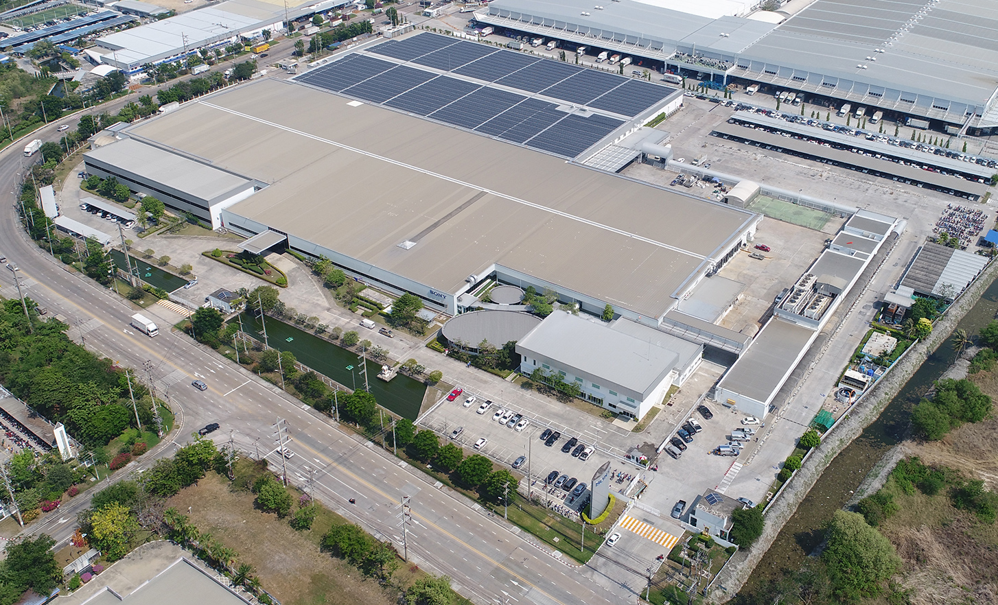 צילום מהאוויר של מפעל ייצור של Sony עם לוחות סולריים