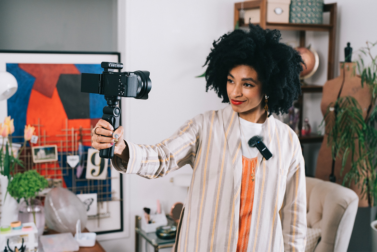 בניגוד לשידור שמע אנלוגי רגיל, לעולם לא תצטרך לדאוג בנוגע להפרעות לאות הכבל. פשוט שייך את ZV-E10 למיקרופון של Sony שתומך בממשק שמע דיגיטלי דרך MI Shoe לקבלת שמע חד עם מעט רעשים שכולו דיגיטלי. לחלופין, תוכל לחבר את המיקרופון האהוב עליך דרך שקע המיקרופון במצלמה בשביל לשפר עוד יותר את השמע.