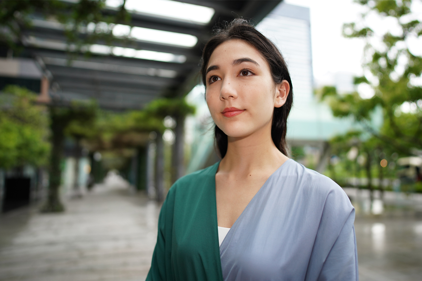 תמונה לאורך לדוגמה של אישה בחוץ