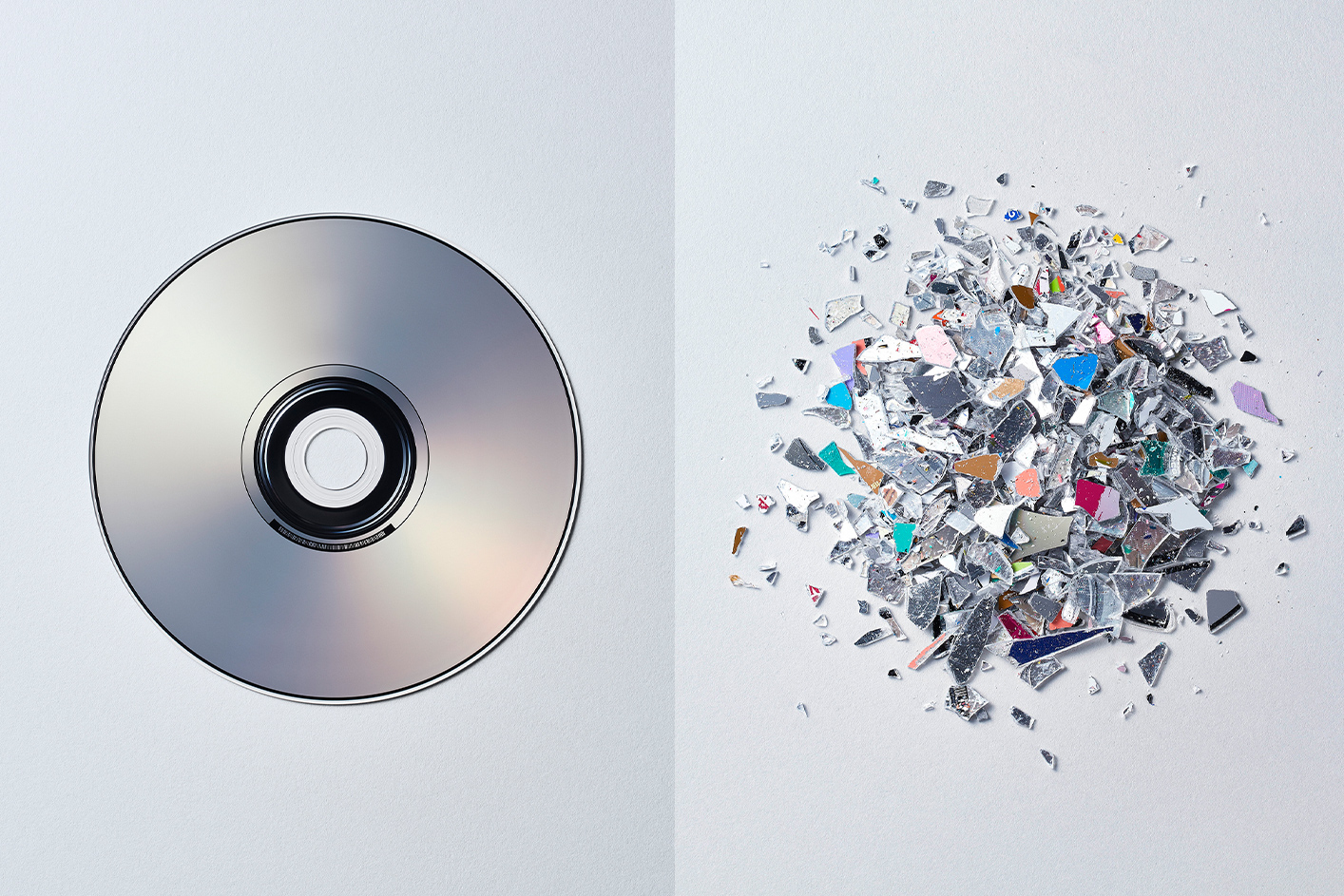 תמונה של דיסק משמאל כשהוא מחולק לחלקיקי פסולת גרוסים קטנים יותר מימין.