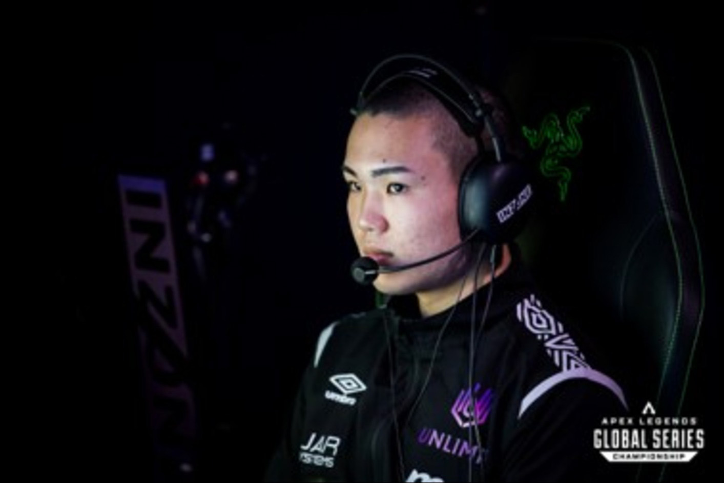 גיימר שמרכיב את אוזניות המשחקים INZONE H9 II