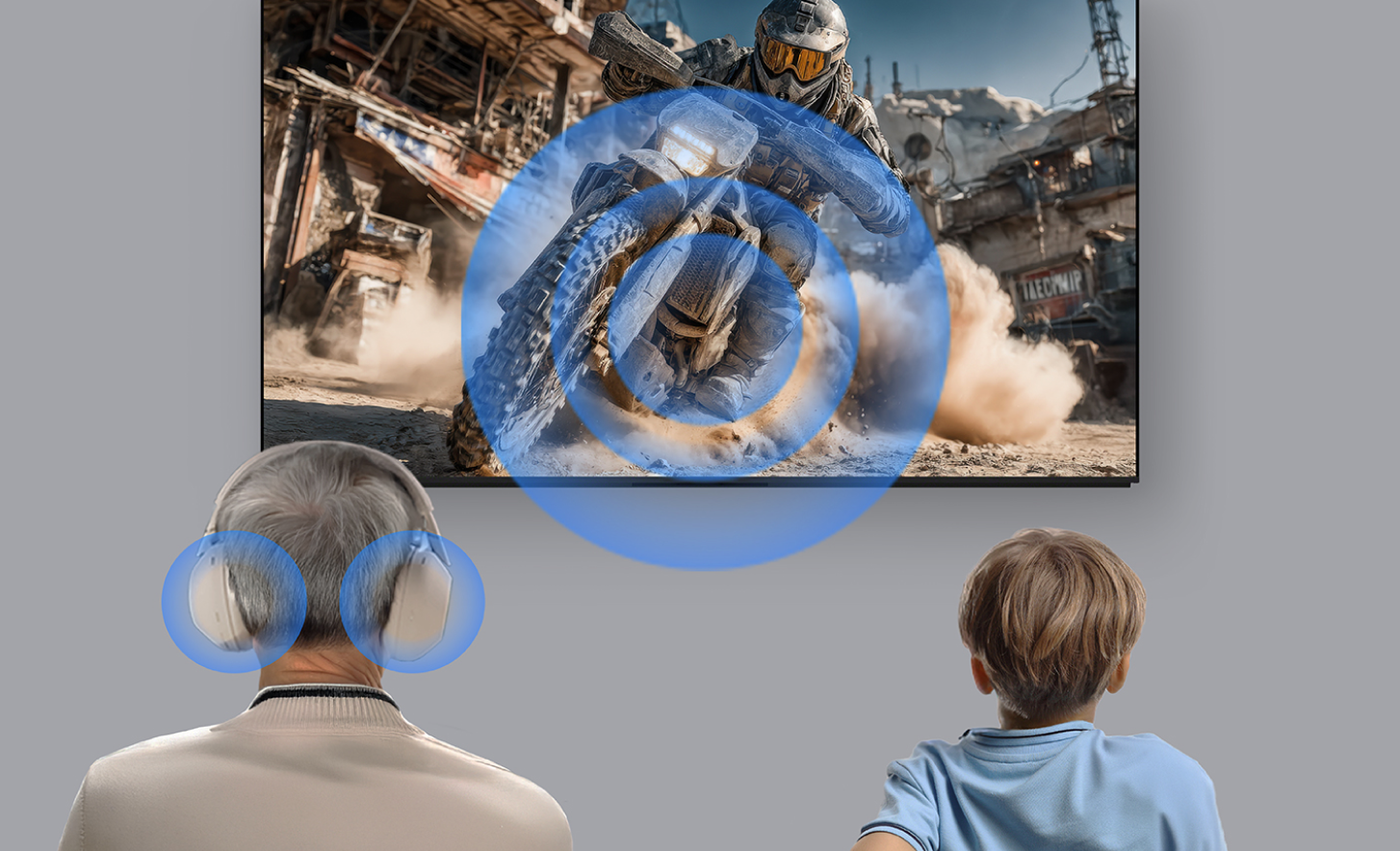 מבוגר מרכיב אוזניות וילד שיושב לידו צופים בסצנת פעולה על מסך טלוויזיה. גלי קול כחולים מקרינים מהמסך לעבר המאזין, וממחישים הפעלת שמע משותפת או בו-זמנית, כך ששני הצופים יחוו את אותו צליל מהתוכן.