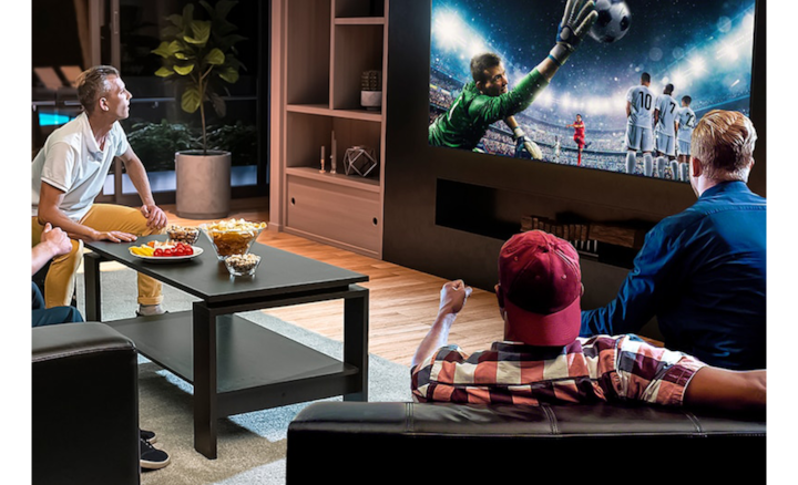 קבוצה של 4 גברים צופים במשחק כדורגל בטלוויזיה של Sony מזוויות שונות