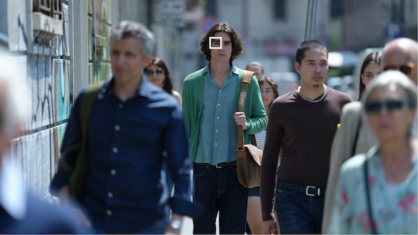 תמונה לדוגמה של עם מיקוד על אישה ברקע, וגבר קרוב למצלמה בחזית ואינו במיקוד