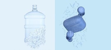 תמונה של בקבוק מים שמתפרק לחלקיקים קטנים של פלסטיק, לצד תמונה של LinkBuds S ב'כחול כדור הארץ', מוקפות בחלקיקי פלסטיק