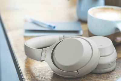 אוזניות עם ביטול רעשים של Sony בחיבור BLUETOOTH על שולחן עבודה