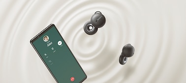 שתי אוזניות LinkBuds אפורות לצד טלפון Sony Xperia על רקע מערבולת בצבע שמנת