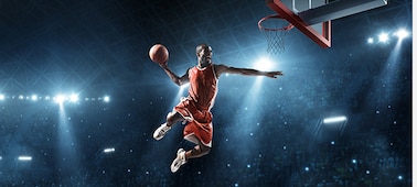 תמונה של שחקן כדורסל מנסה להטביע כדור.