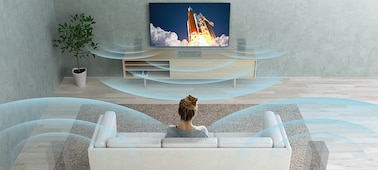 אישה צופה בטלוויזיה בסלון עם איורים של גלי קול.