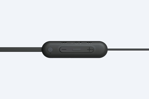 תמונת תקריב של הכפתורים באוזניות האלחוטיות בתוך האוזן WI-C100