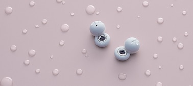 אוזניות LinkBuds לבנות על רקע ורוד עם טיפות מים