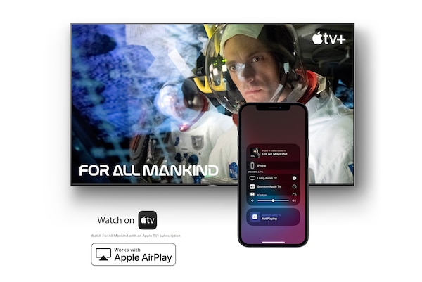 מסך שמציג For All Mankind ב-Apple TV עם טלפון חכם לפניה.