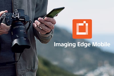 איש מחזיק מצלמת α1 וטלפון חכם ולוגו של Imaging Edge Mobile