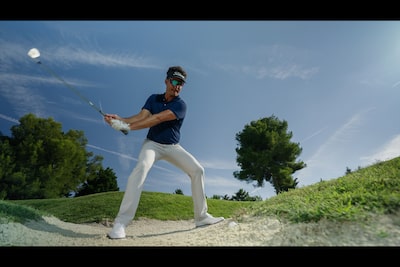 תמונה לדוגמה של שחקן גולף מניף מחבט כדי לחבוט בו