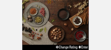 תמונה של אוכל על שולחן הנראה דרך צג, עם בקרת "Change Rating" גלויה לעין
