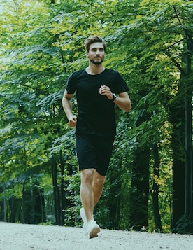 גבר רץ ביער