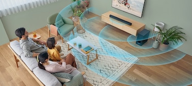 משפחה בסלון צופה בטלוויזיה – גלי קול כחולים נפלטים ממקרן הקול ומהסאב-וופר