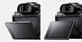 זוג תמונות של מבט אחורי עשל המצלמה עם מסך LCD מוטה מטה (משמאל) ומעלה