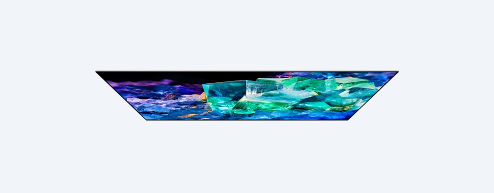 צילום עליון של BRAVIA A95K עם תמונה של זכוכית וקריסטלים צבעוניים על המסך