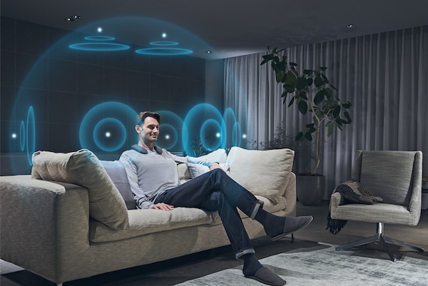 תמונה של אדם בסלון, צופה בטלוויזיית BRAVIA עם ‎360 Spatial Sound