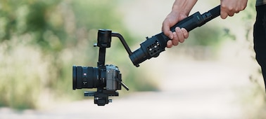 תמונת שימוש של צילום בעזרת FX3 על gimbal, עם עדשת FE 16-35mm F2.8 GM II מותקנת