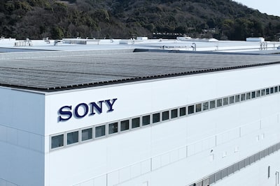 תמונה המראה גג מפעל עם לוח סולרי ואת הלוגו של SONY‏