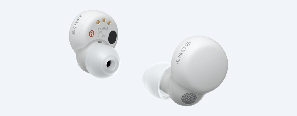 תמונות מזוויות שונות של LinkBuds S לבנות המציגות את החלקים הפנימיים והחיצוניים של אוזניות הכפתור