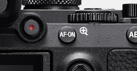 תמונה של מבט אחורי על המצלמה עם הכפתור AF-ON