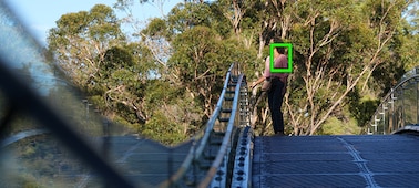 תמונה של אישה עומדת על גשר