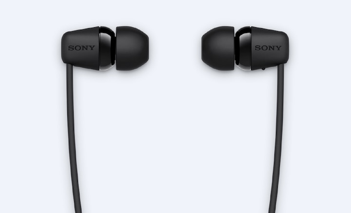 תמונה המראה את אוזניות הכפתור המהווהת חלק מהאוזניות האלחוטיות בתוך האוזן WI-C100 בשחור