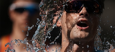 תמונה לדוגמה של טריאתלט שמתיז מים על פניו