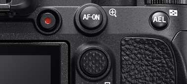 תמונה של כפתורים מרובים בחלק האחורי של המצלמה