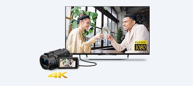תמונה של זוג, המציגה המרה אוטומטית מקטעי 4K, מוצגת באיכות Full HD בטלוויזיה דרך כבל מ-AX43A