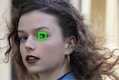 תמונה המציגה דוגמנית על רקע אפקט בוקה, עם מסגרת ירוקה על עין אחת הממחישה את פונקציית מיקוד העין האוטומטי