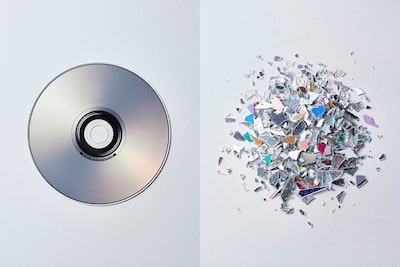 תמונה של דיסק משמאל כשהוא מחולק לחלקיקי פסולת גרוסים קטנים יותר מימין.