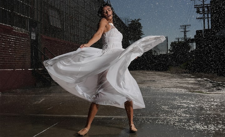 תמונה לדוגמה של אישה רוקדת בגשם