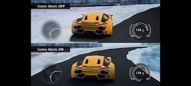 מסך מפוצל של משחק נהיגה שבו מכונית צהובה מסתובבת במסלול בשלג. הצגת מצב משחק כבוי למעלה ומצב משחק פועל בתחתית
