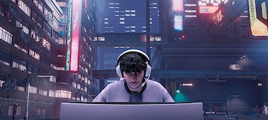 גבר המרכיב אוזניות INZONE H9 ומשחק מול צג עם רקע סצנת משחק המציגה בניינים עירוניים