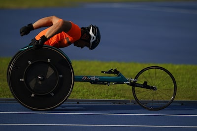 תמונה של ספורטאי מבצע פעילות גופנית בכיסא גלגלים