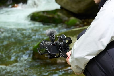 תמונת שימוש שמציגה מצלמה מותקנת על גימבל עם נהר ברקע