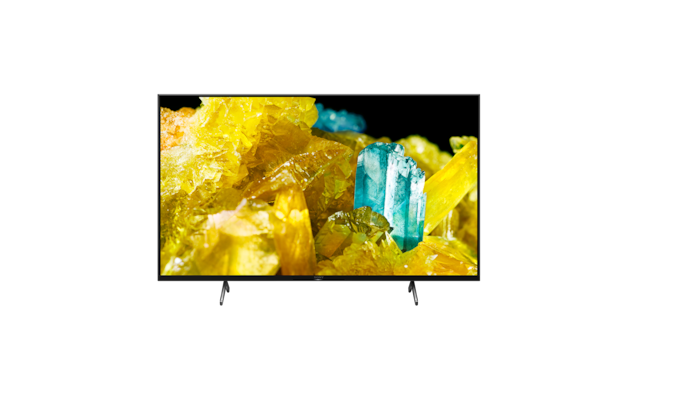 מבט מלפנים על טלוויזיית BRAVIA מסדרת X90S/P עם מעמד וצילום מסך של גבישים בצבעי צהוב וטורקיז
