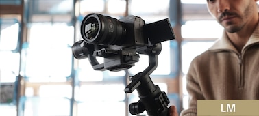 תמונת שימוש של FX3 המותקנת על גימבל, שאליה מחוברת עדשת G Lens מסוג FE 24-50mm F2.8 G