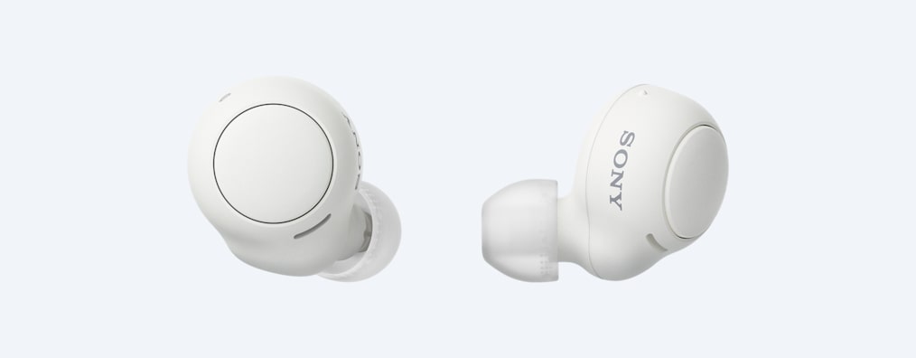 צילום קדמי של WH-C500 (לבן) עם אוזניית כפתור אחת בזווית