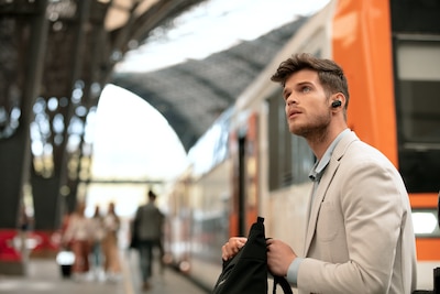 תמונה של גבר שממתין בתחנה ומרכיב אוזניות WF-1000XM3