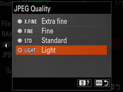 תפריט המצלמה "JPEG Quality" (איכות JPEG) עם סמן על "Light" (קל)