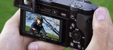 תמונה של מצלמה עם חיבור E וחיישן APS-C מדגם α6000