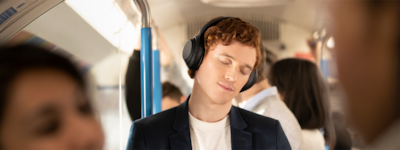 אוזניות עם ביטול רעשים ברכבת