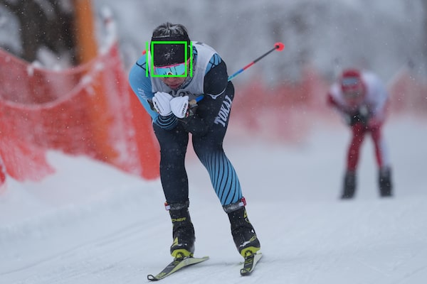משתתף במרוצי סקי עם מסגרת מיקוד אוטומטי על ראשו