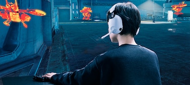 ילד המרכיב אוזניות INZONE H7 באווירת משחק עם בניינים ומטרות נסתרות המודגשות בכתום